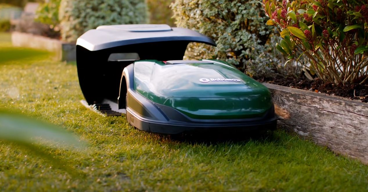 What does a robotic lawnmower do with leaves Robomow